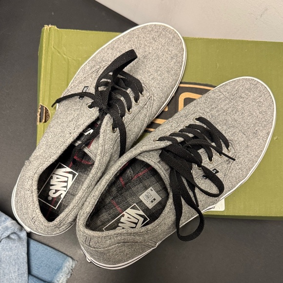 Vans Men's Gray Sneakers with Black Accents - Picture 5 of 6